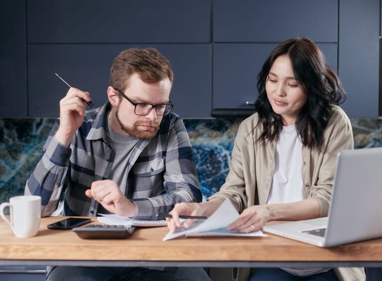 Pareja revisando documentos y calculadora para entender la carencia hipotecaria
