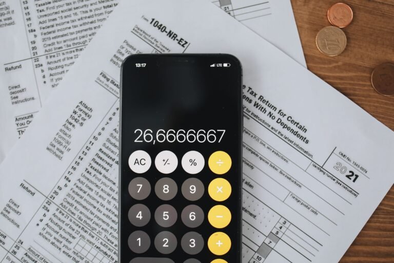 Calculadora y monedas representando las comisiones de una hipoteca