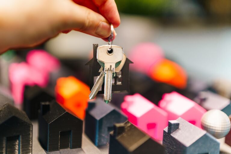 Casas en miniatura y llaves: cuánto ahorrar para tu primera vivienda en 2026