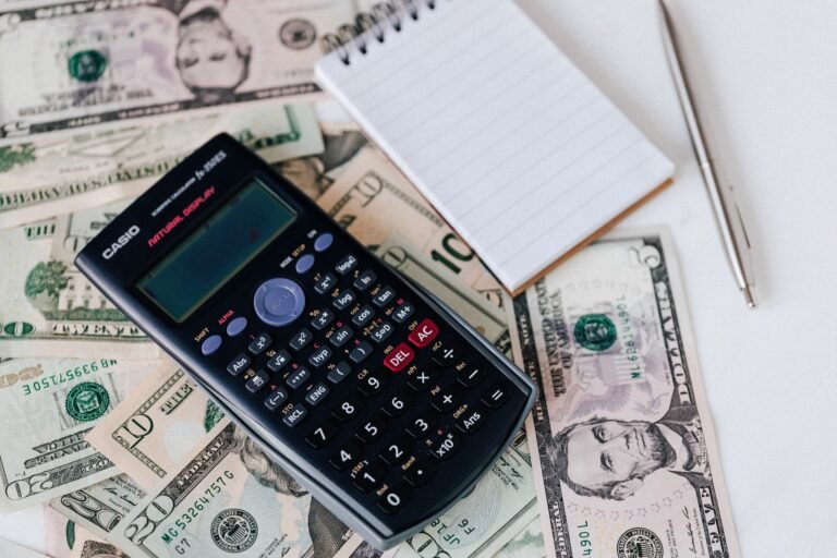 Persona calculando el diferencial y las cuotas de una hipoteca con una calculadora