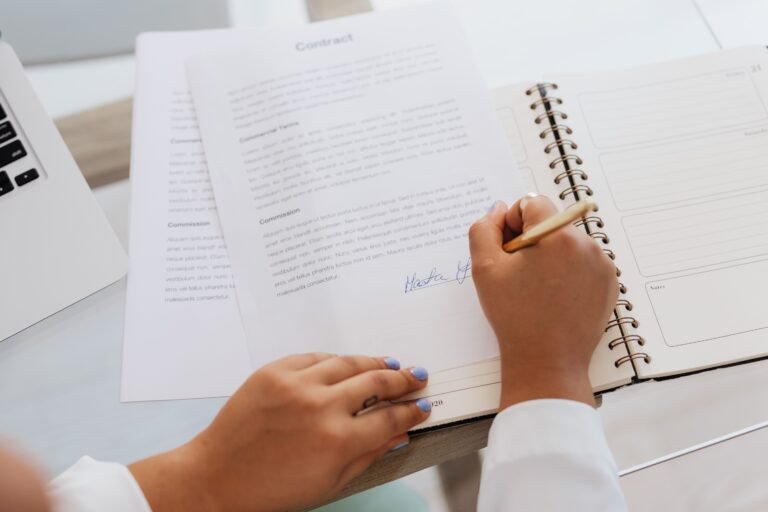 Persona firmando el contrato de la hipoteca tras cumplir los plazos legales