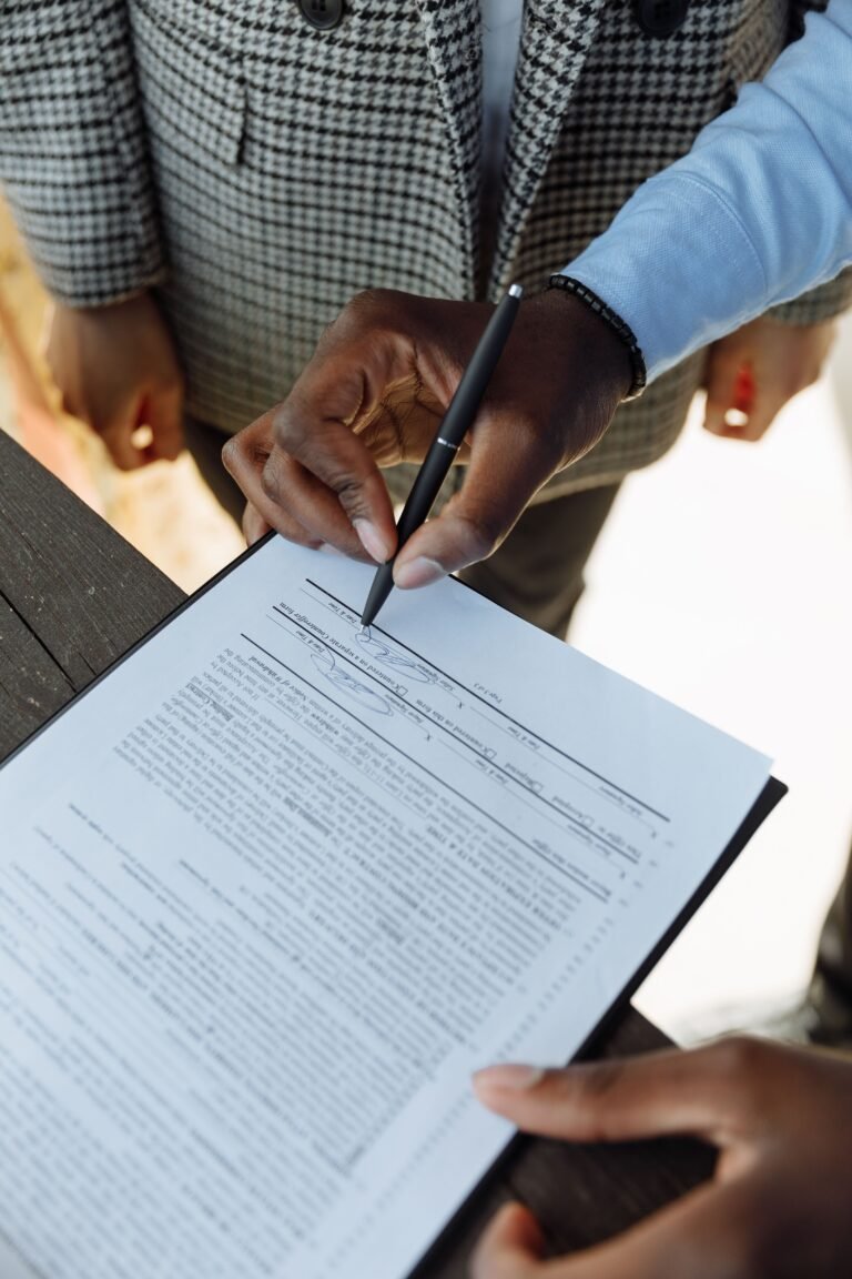 Persona firmando la escritura de compraventa, gastos de comprar una casa notaría y gestoría