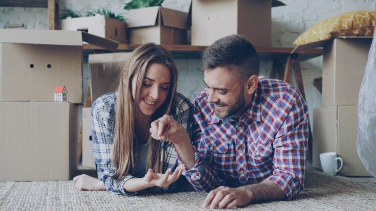 Pareja joven feliz con las llaves tras conseguir una hipoteca sin ahorros en 2026