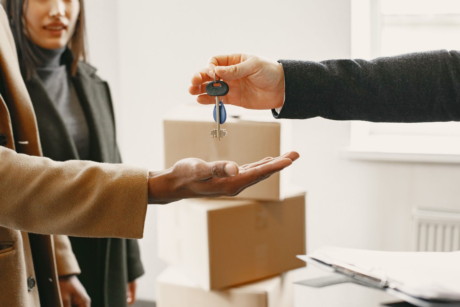 Persona recibiendo las llaves de su nueva vivienda tras cumplir los requisitos para pedir una hipoteca