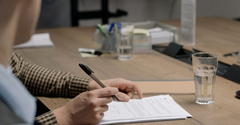 Familiares firmando documentos legales tras el fallecimiento del titular de una hipoteca